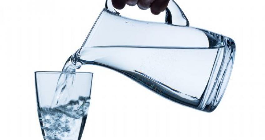 كم من الماء على الإنسان أن يشرب يوميًا؟