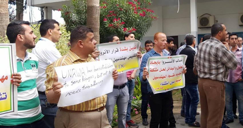 "مهندسو العقود" في الأونروا يواصلون احتجاجهم