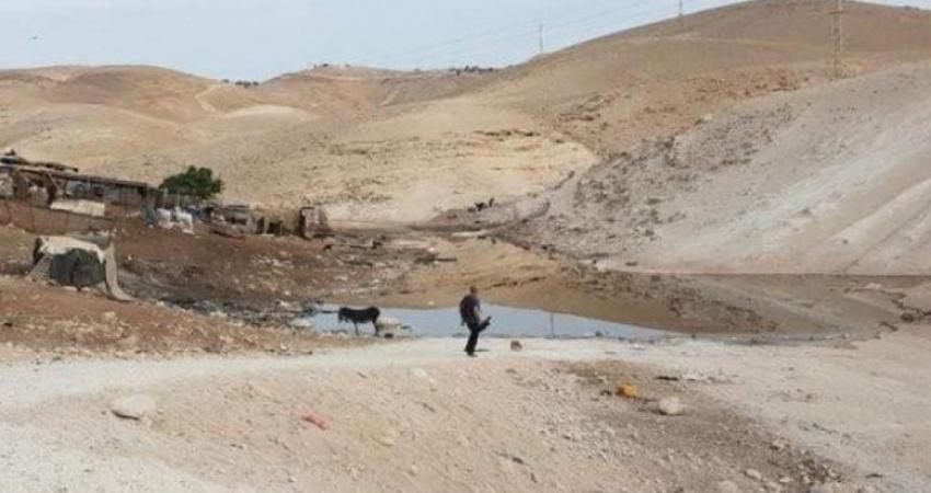 مستوطنون يغرقون قرية الخان الأحمر بالمياه العادمة