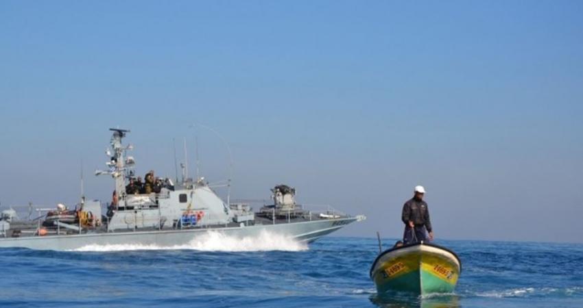 الاحتلال يستهدف الصيادين ومراكبهم في بحر شمال القطاع