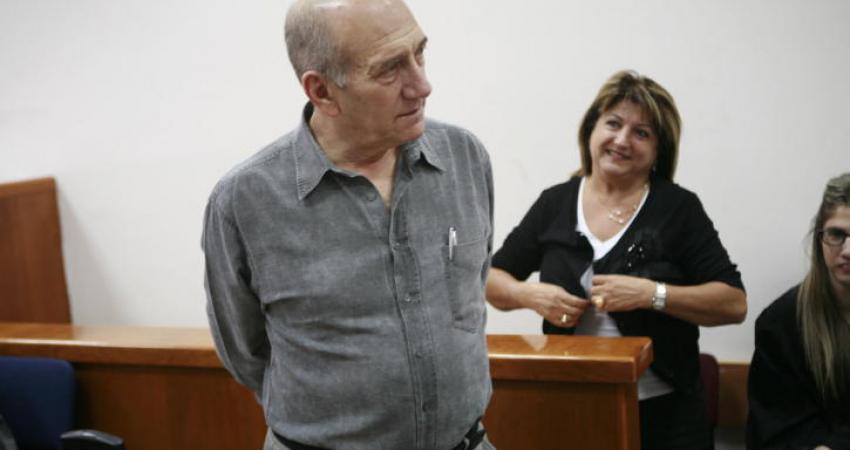 إيهود أولمرت داخل المحكمة