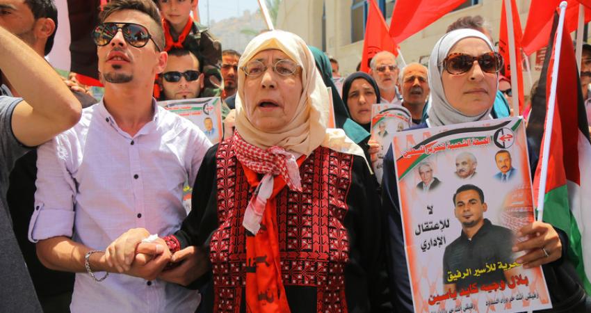 عائلة الأسير بلال كايد في وقفة تضامنية معه