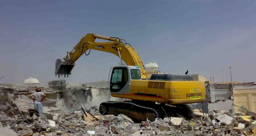 الاحتلال يهدم 8 بركسات شرق جبع