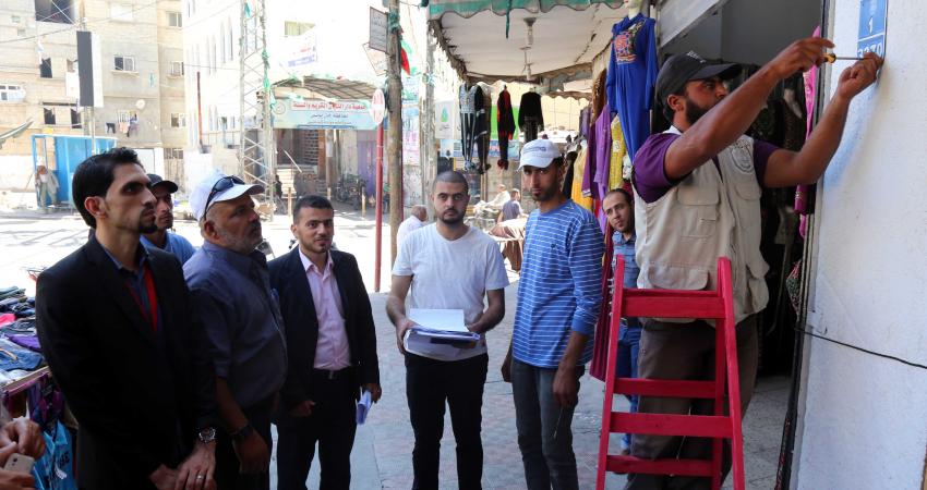 تركيب لوحات الترقيم على واجهات المباني بخانيونس