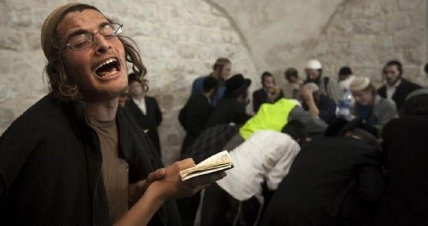 مستوطنون يؤدون طقوسا تلمودية عند بوابات الأقصى