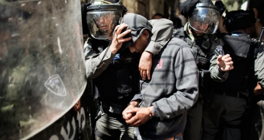 صورة خبر اعتقال الاحتلال شابين بدعوى حيازتهما سكينا بتل أبيب