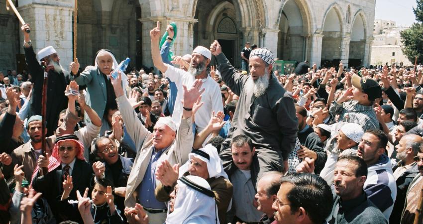 مسيرة حاشدة بالأقصى حماية له