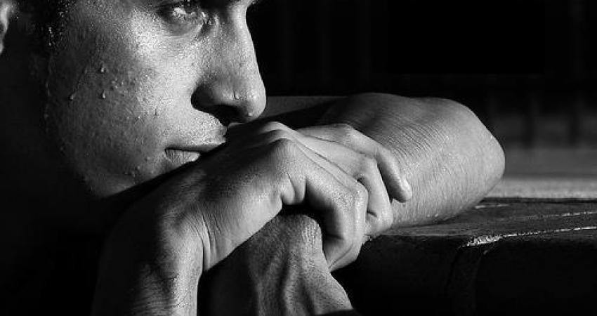 يُداعبُ خصلاتِ شعرِ طفلته التي تستعدُ لخُطى المدرسة، يعدُها بلعبتها المفضّلة عند استلام راتبِه، يرقبُ أطفالـه النّيام، يكبرُ الأملُ في عينيه يومًا بعدَ يومٍ، بعدما حققّ بعضًا من أحلامِهم بشراءِ شقةٍ عن طريق المرابحةِ، ولم يتبقَ من راتبِه إلا القليل، الذي 