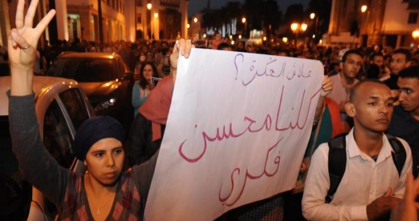 غضب ومظاهرات بالمغرب بعد موت بائع سمك طحنا