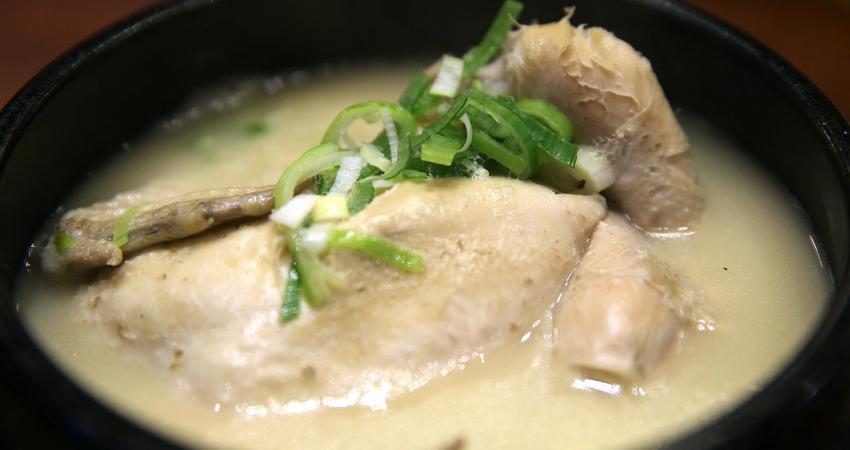 KOCIS_Korea_Malbok_Samgyetang_03_(9493375058)