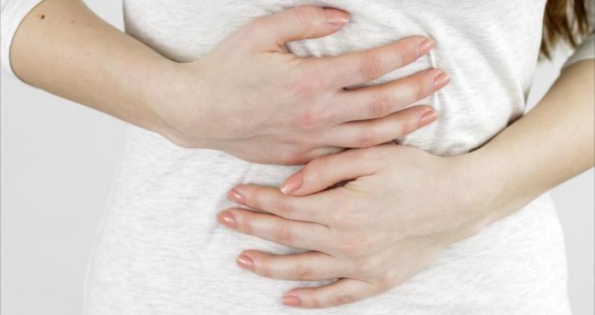 آلام البطن المتكررة قد تشير إلى الإصابة بالتهاب الغشاء المخاطي للمعدة (الألمانية)