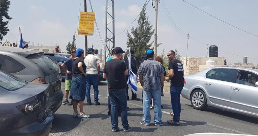 مستوطنون يغلقون مداخل تقوع