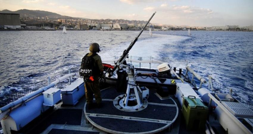 زوارق الاحتلال تعتدي على صياد فلسطيني 