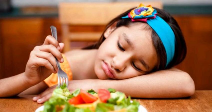 كيف تتصرّفين عندما يرفض طفلك الطعام؟