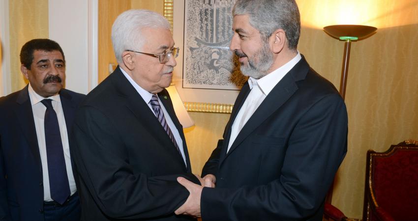 عباس يهاتف مشعل معزيا بوفاة والدته