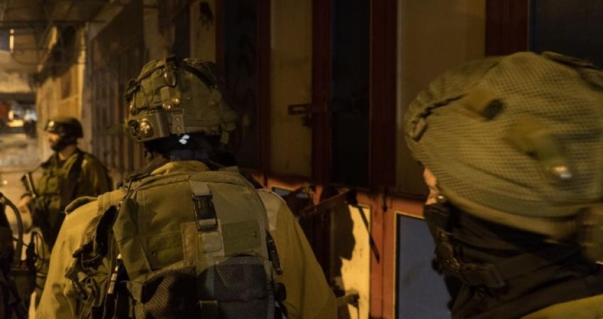 اعتقلت قوات الاحتلال الاسرائيلي صباح اليوم الأحد، عددا من المواطنين خلال حملة مداهمات شنتها في مناطق متفرقة من الضفة المحتلة والقدس.  وتحدث بيان لجيش الاحتلال أن الجنود اعتقلوا 7 فلسطينيين، من عدة مناطق جاءت على النحو التالي، 2 عناتا بالقدس، 4 بيت لحم، 1 