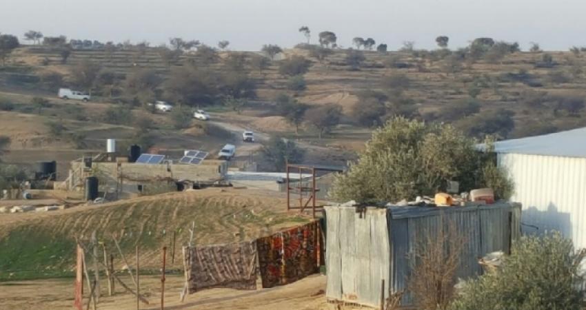 تحاصر قوات كبيرة من الشرطة ووحدة 'يوآب' البوليسية منذ صباح اليوم، الإثنين، قرية أم الحيران، مسلوبة الاعتراف في النقب، بهدف هدم 15 مبنى ضمن سعيها لتنفيذ المخططات الحكومية الهادفة إلى اقتلاع وهدم أم الحيران تمهيدا لإقامة قرية يهودية تحت اسم 'حيران'.  وقال ر