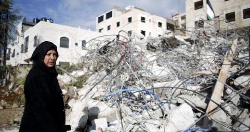 شرع المواطن فراس محمود، اليوم الثلاثاء، بهدم منزله في بلدة العيسوية وسط القدس المحتلة، بضغط من سلطات الاحتلال الإسرائيلي.  وكانت بلدية الاحتلال في القدس أخطرته بضرورة هدم منزله؛ بحجة البناء دون ترخيص، وإلا ستهدمه جرافاتها، وسيتحمل هو شخصيا تكلفة الهدم، وع