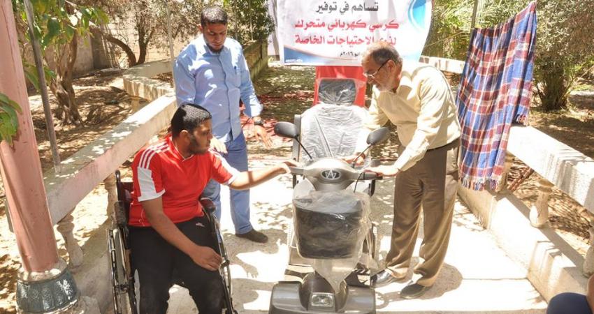 صورة خبر إهداء زكاة المغازي كرسي كهربائي لذوي الاحتياجات الخاصة