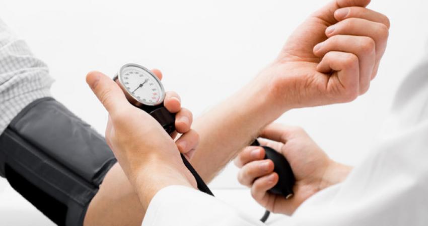 لطالما نسمع من أجدادنا وكبار السن المحيطين بنا عن فائدة العلاجات الطبيعية لكثير من الأمراض عوضاً عن استخدام الأدوية والعقاقير الممتلئة بالمواد الكيمياوية ذات التأثير السلبي على الصحة. ويعتبر ارتفاع ضغط الدم من المشاكل التي لطالما تمت معالجتها بالطرق الطبي