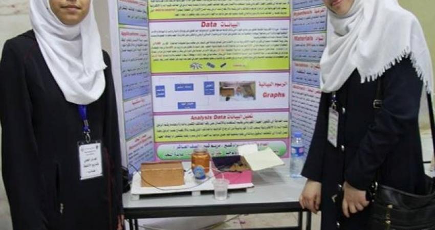 صورة الطالبتين المبتكرتين مريم واسراء شبير