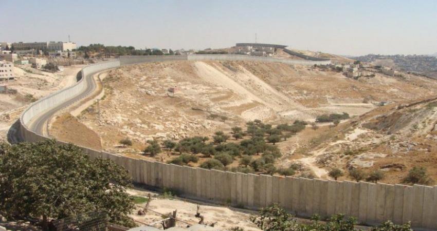 الاحتلال يشرع باستكمال بناء جدار الفصل على أراضي بيت جالا