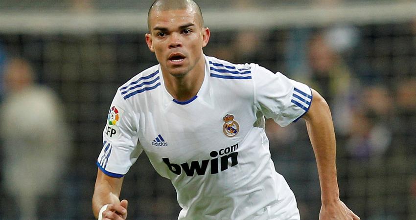 _The_player_of_Real_Madrid_Pepe_on_the_field_049461_