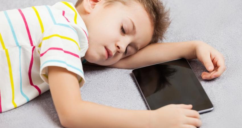 child_tablet_sleep