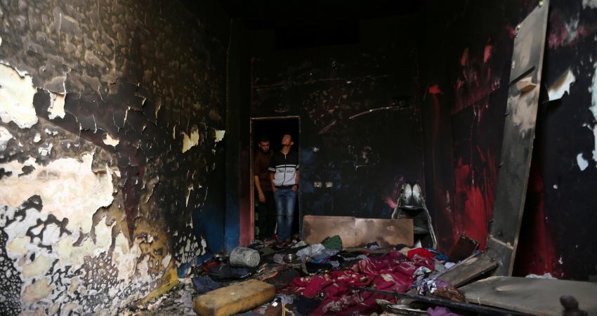 الحمد الله يوعز بتقديم شقة ومساعدة مالية عاجلة لعائلة أبو الهندي    رام الله 7-5-2016 وفا- هاتف رئيس الوزراء رامي الحمد الله مساء اليوم السبت، المواطن محمد أبو الهندي من مخيم الشاطئ، مصدرا تعليماته لوزير الأشغال العامة والاسكان مفيد الحساينة لمنح العائلة 