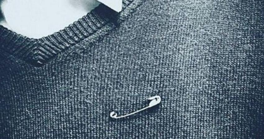 لماذا يضع بعض البريطانيين دبوس على ملابسهم ؟