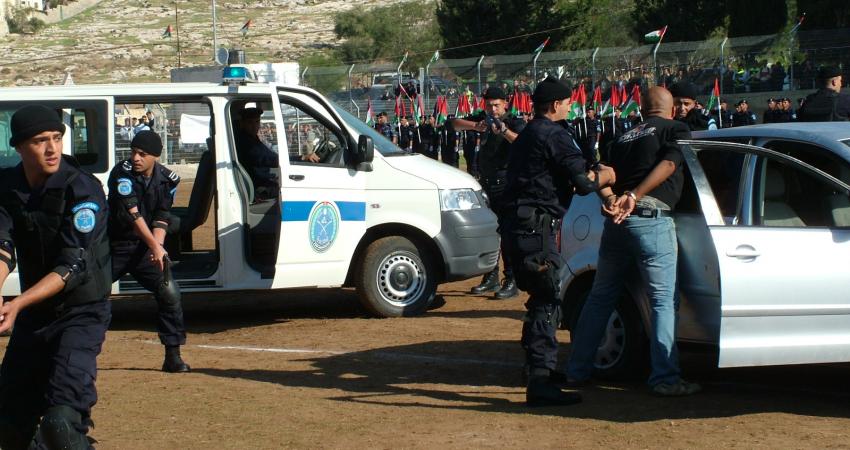 إلقاء القبض على مطلوبين