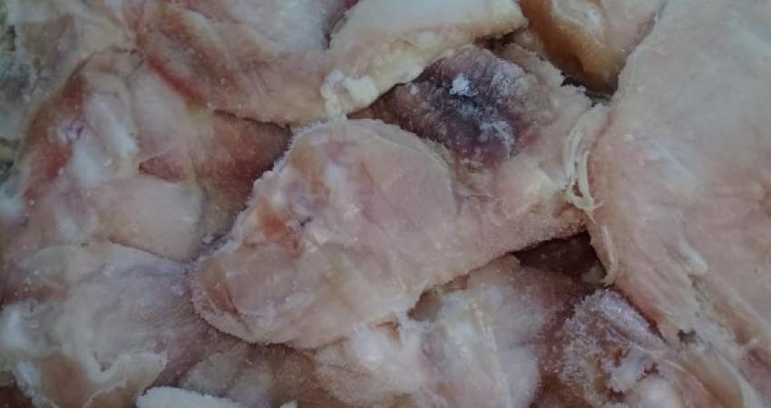 الصحة تتلف كميات من جناح الدجاج المجمد يباع على أنه طازج