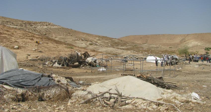 مستوطنون يتلفون خيمة مواطن بالأغوار