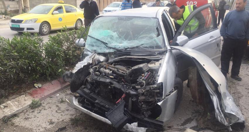 أصيب ثمانية مواطنين، في حادث تصادم وقع صباح اليوم الاثنين، بين ثلاث مركبات على شارع نابلس شرق مدينة طولكرم. وقالت إدارة العلاقات العامة والإعلام في الدفاع المدني، إن طواقم الدفاع المدني أخلت المصابين، الذين وصفت إصاباتهم أنها ما بين متوسطة وطفيفة، وسلمتهم