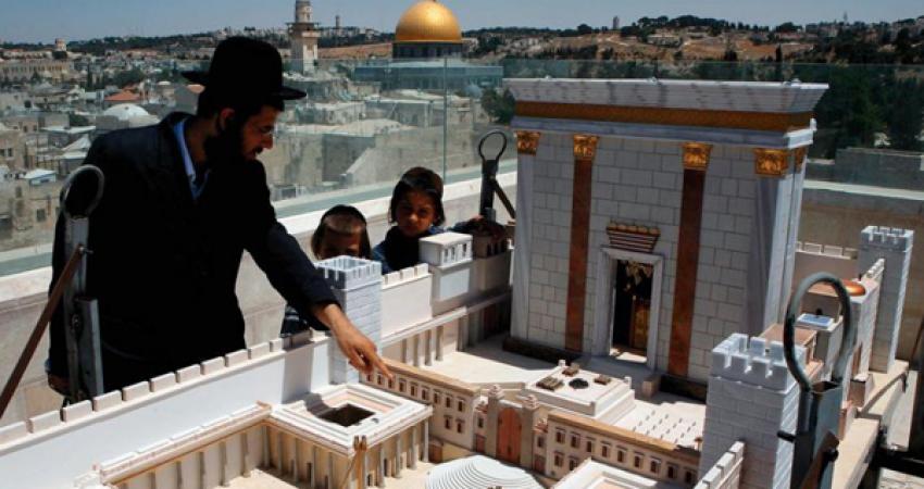 حرّاس الأقصى يصادرون صوراً لـ"هيكل" مزعوم