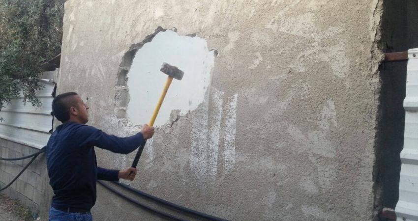 صورة خبر الاحتلال يجبر عائلة مقدسية على هدم منزلها بيدها