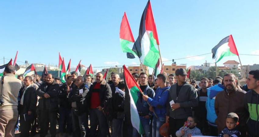 قررت اللجنة الإدارية الحكومة في قطاع غزة تعليق الدوام في كافة المرافق الحكومية غداً الثلاثاء بدءاً من الساعة الحادية عشر صباحا.  وقالت اللجنة في قرارها الذي وصل 