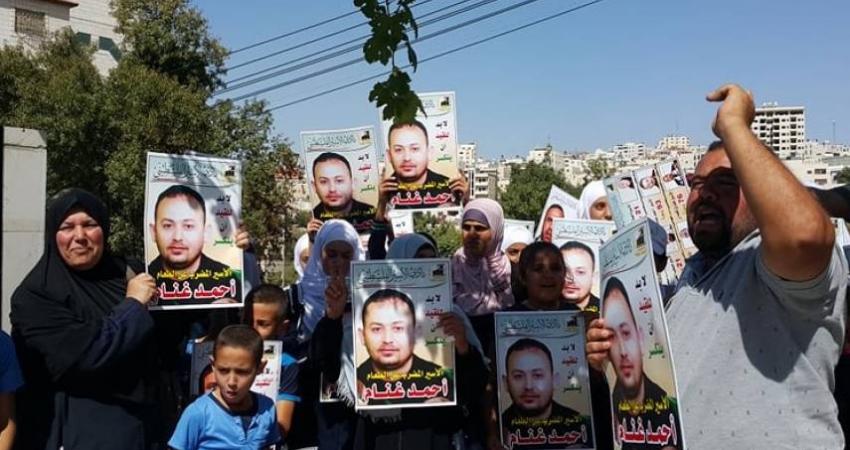 وقفة تضامنية مع الأسرى المضربين أمام بلدية دورا بالخليل