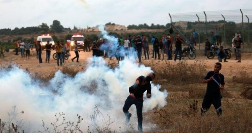 إصابة شاب بالرصاص الحي وآخرين بالاختناق بمواجهات شرق غزة