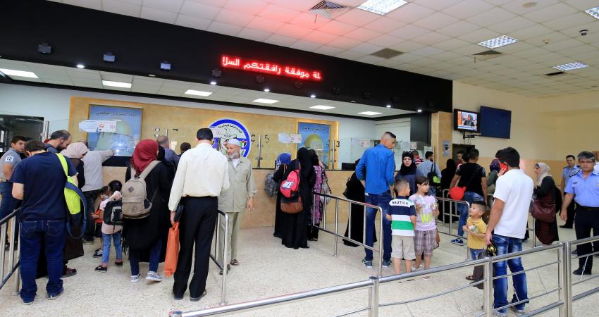 الاحتلال يمنع 17 مواطنًا من السفر عبر معبر الكرامة