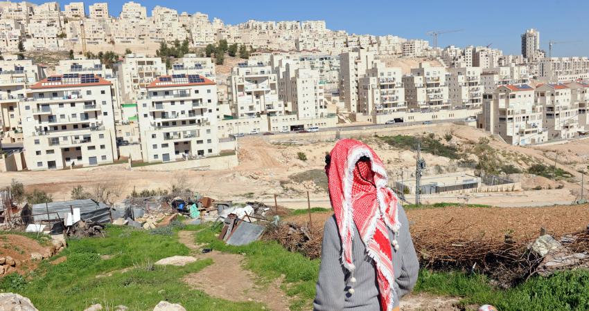 -فلسطيني-أمام-مستوطنة-اسرائيلية-تم-بنائها