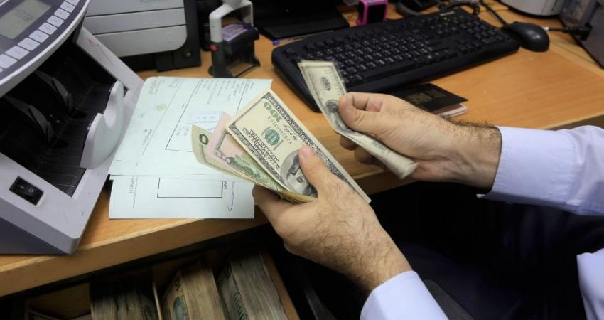 صرف رواتب لموظفي غزة