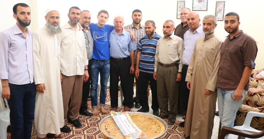 حماس تنظم زيارات للطلبة المتفوقين بالتوجيهي في جباليا