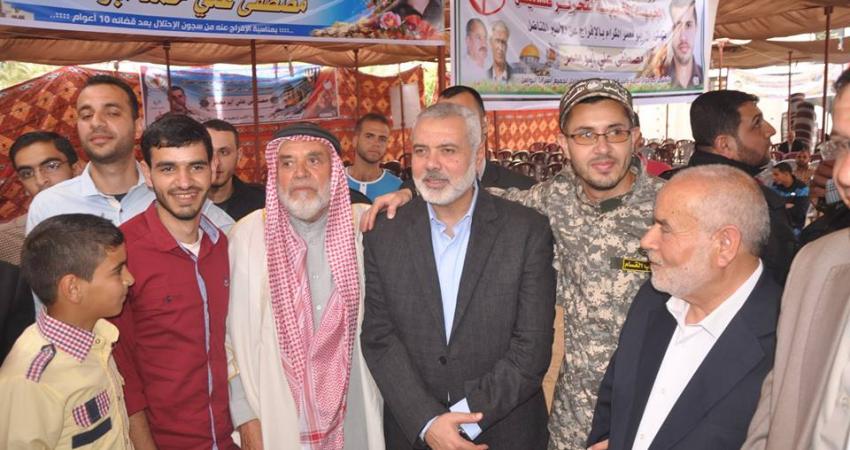 هنية خلال تهنأته للأسير المحرر مصطفى أبو معمر