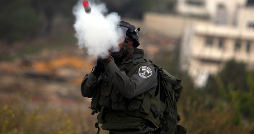 إصابات واحتراق محل تجاري بفعل قنابل الاحتلال في القدس