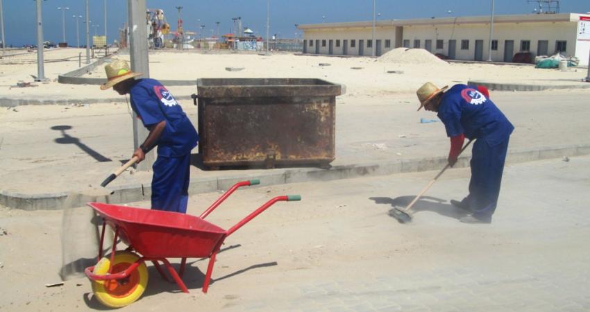 شركة محلية تبدأ عملها في نظافة ميناء غزة البحري