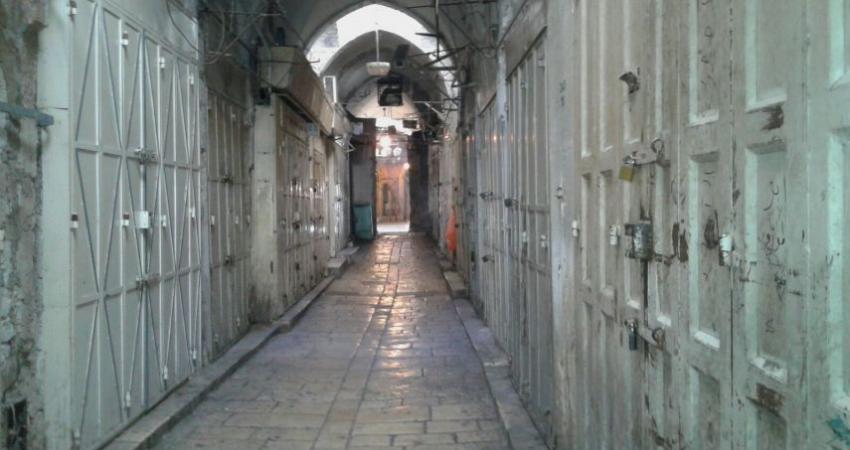 إضراب بالخليل حدادًا على الشهيد "الفقيه"