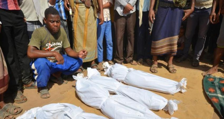 جثامين أطفال من أسرة واحدة قضوا في وقت سابق جراء غارة للتحالف العربي على منطقتهم بمحافظة الحديدة باليمن (رويترز)