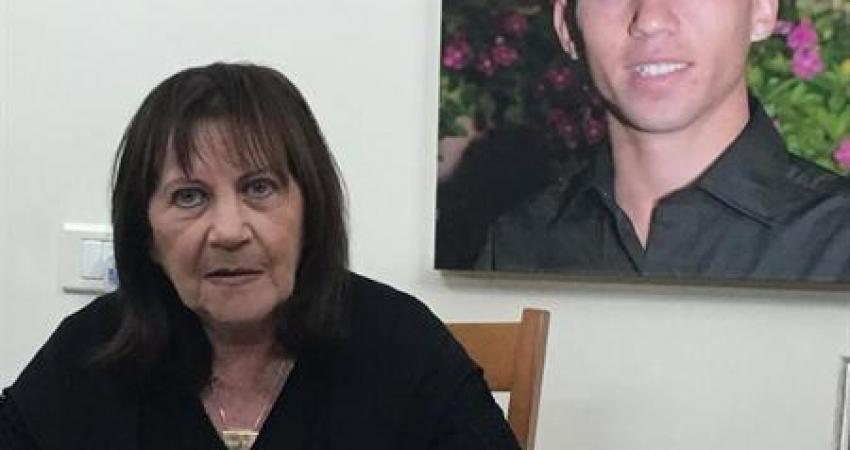 والدة شاؤول آرون