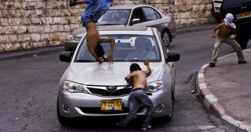 مستوطن يدهس مواطنيْن